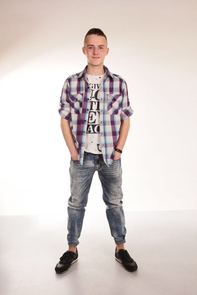  15818419  Mikele, 24 ,    