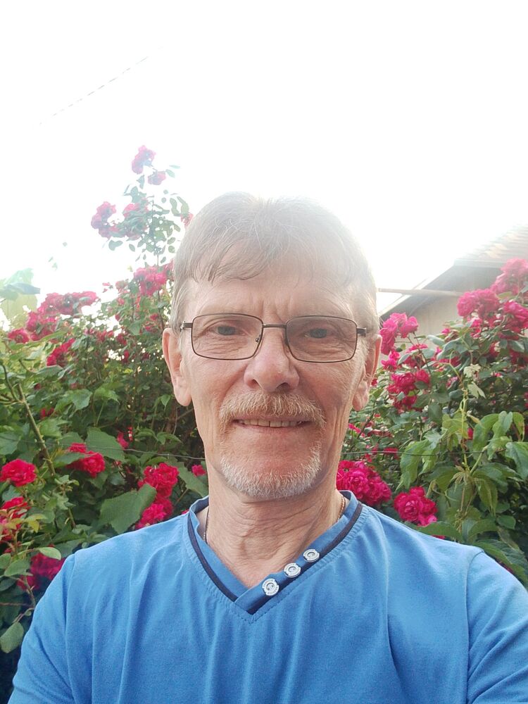  44252609  Lenya, 67 ,    