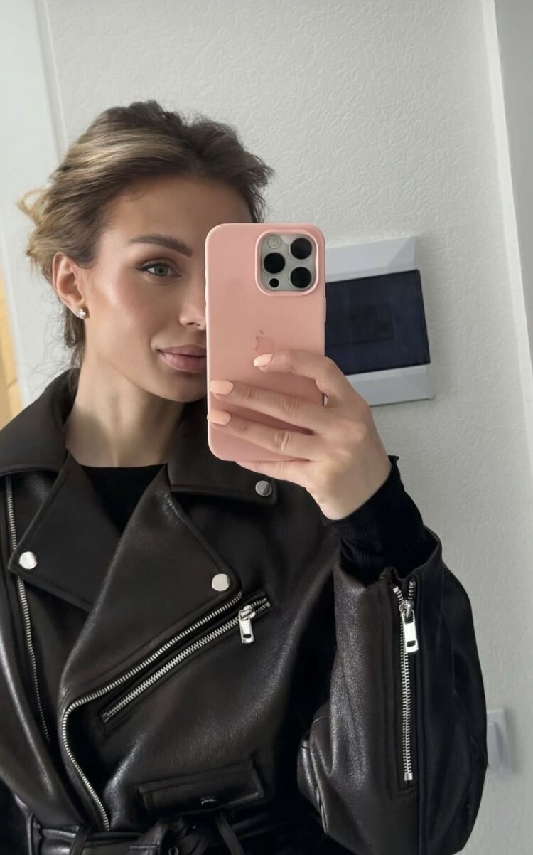  51027209  Elena, 37 ,    