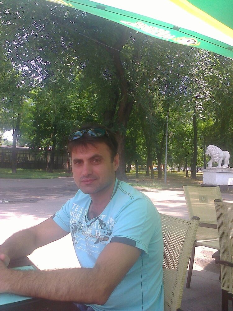  11697399  Tarik, 47 ,    