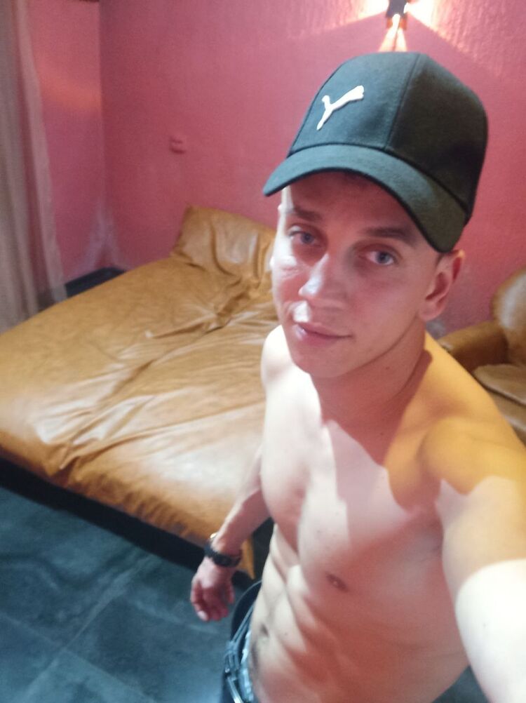 43156729  Artur, 27 ,    