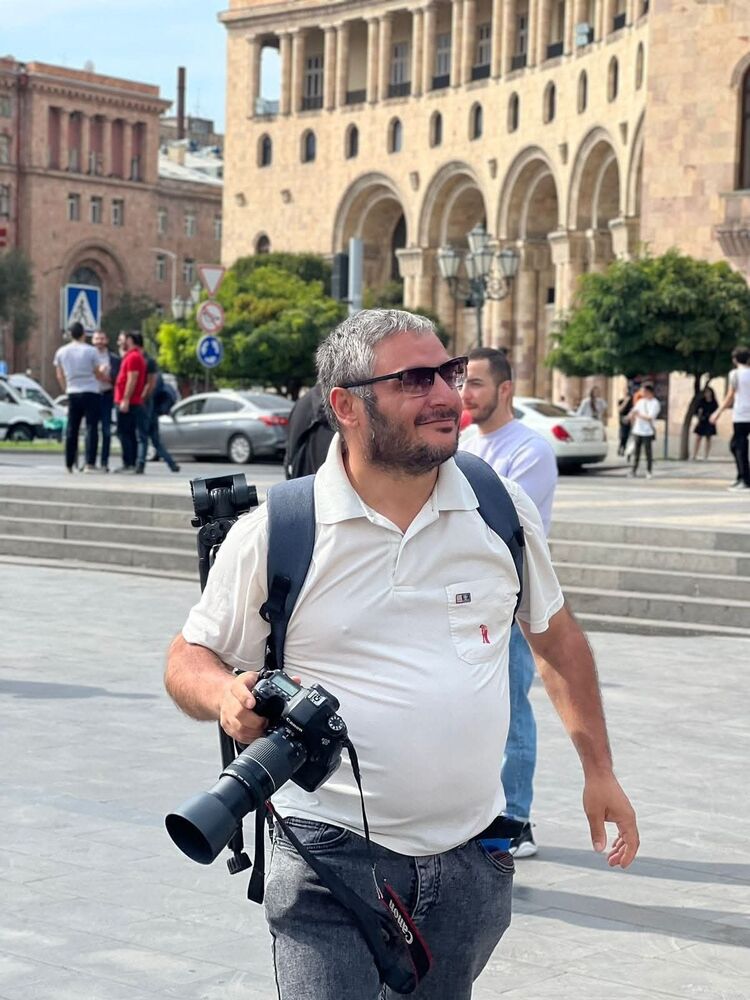  52887209  Gagik, 45 ,    