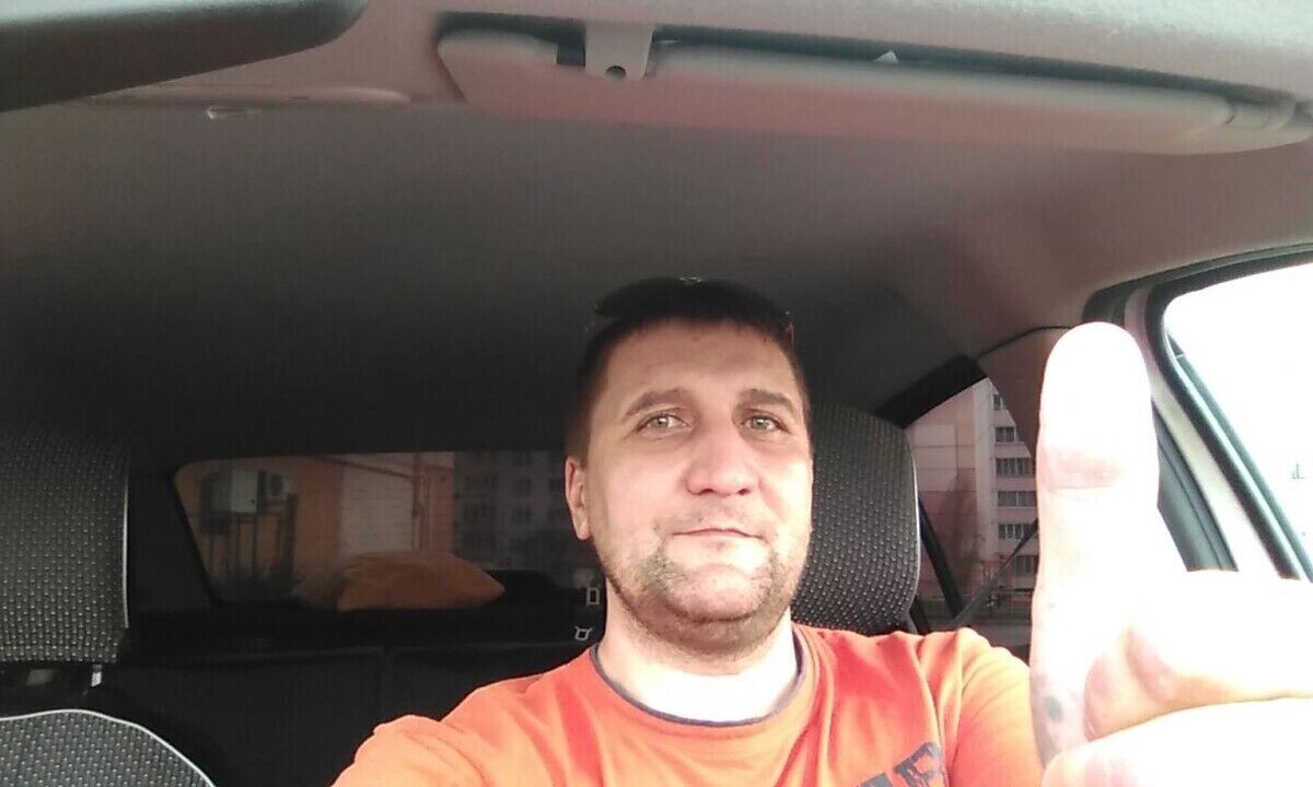  20370779  Denis, 46 ,    