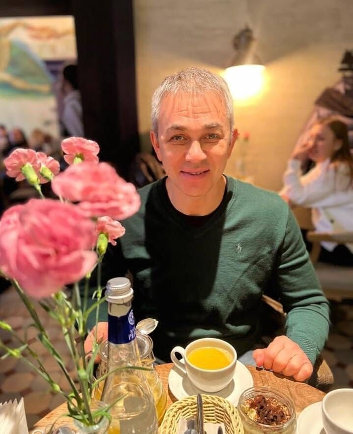  41970439  Roland, 54 ,    