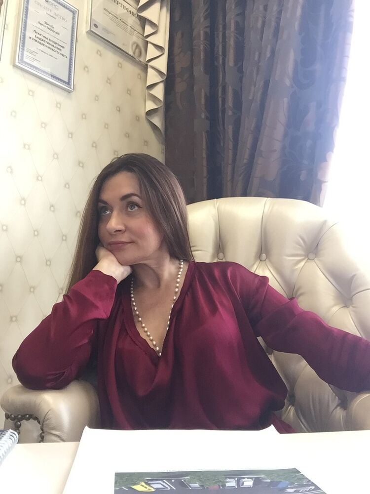  10338189  Lora, 46 ,    