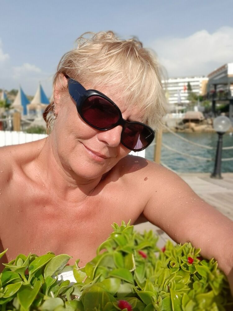  21955839  Larisa, 60 ,    