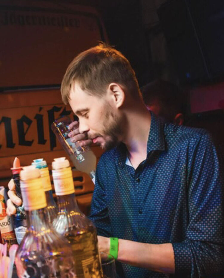  43287209  Artyom, 32 ,    