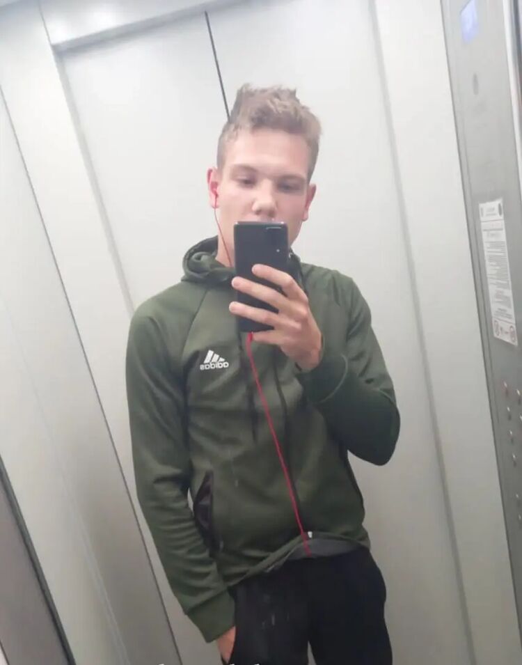  ,   Zhenya, 21 ,   ,   , c , 
