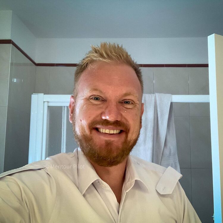  Udugampola,   David Mick, 37 ,   ,   