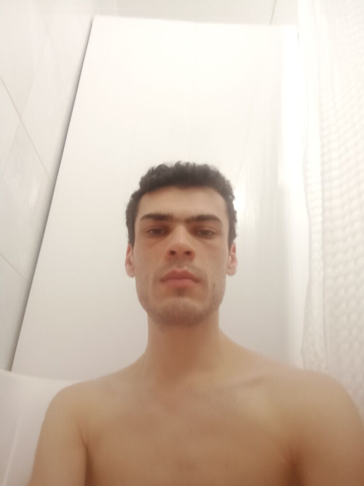 42256639  Robert, 28 ,    