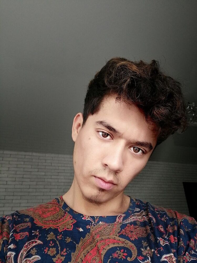  20280439  Adam, 26 ,    -