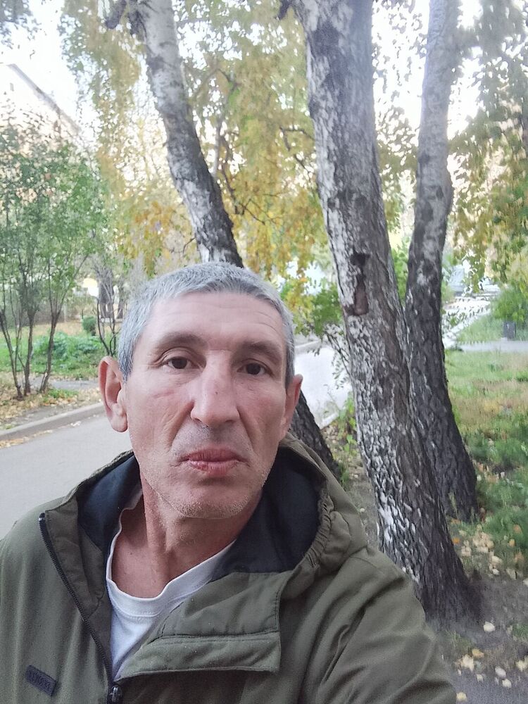  46597059  Viktor, 49 ,    