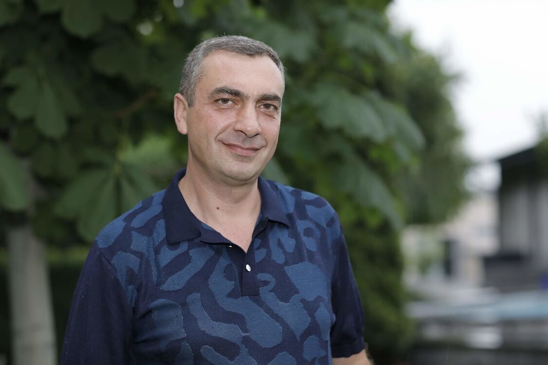  18148149  Artur, 52 ,    