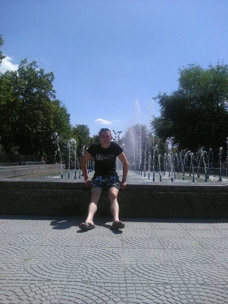  17327489  Viktor, 32 ,    