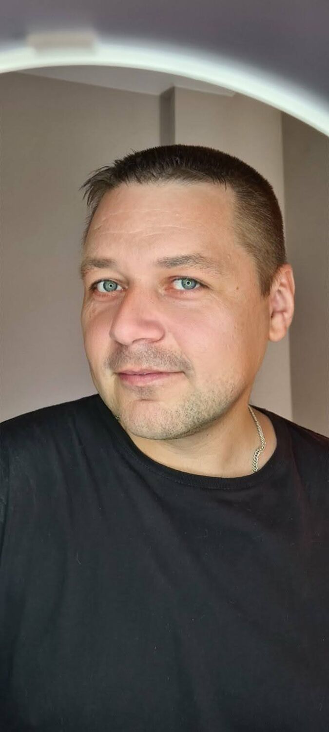  52059329  Anton, 45 ,     