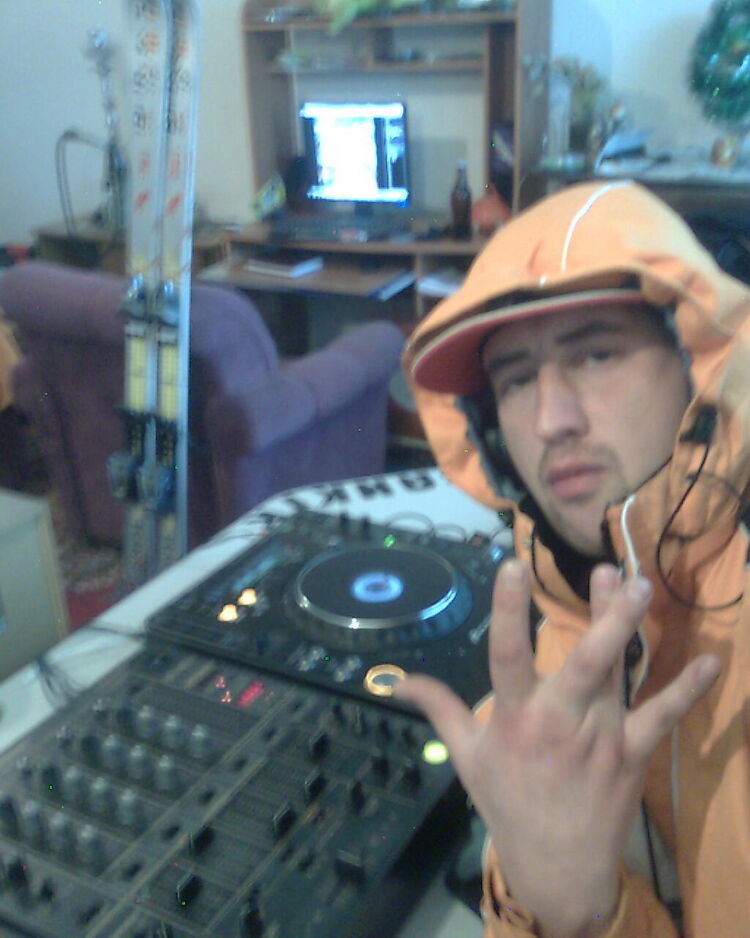  11260229  Vitaly, 47 ,    