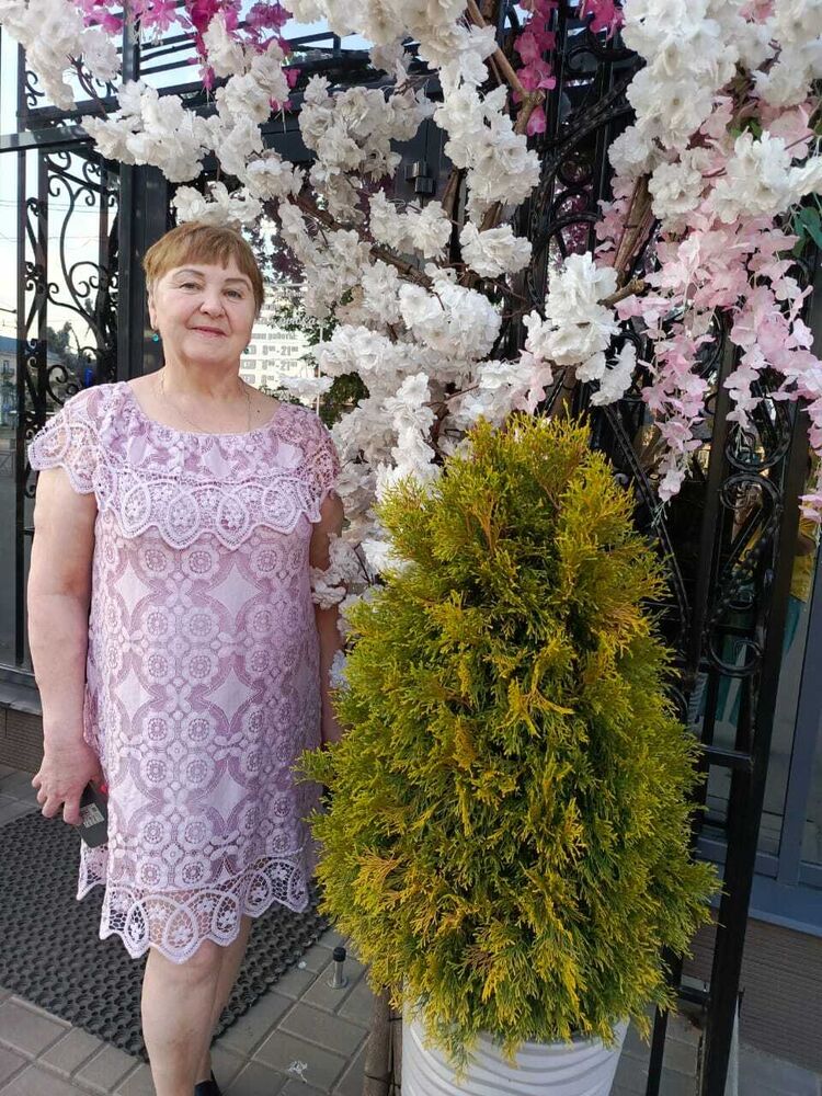  44277259  Elena, 69 ,    
