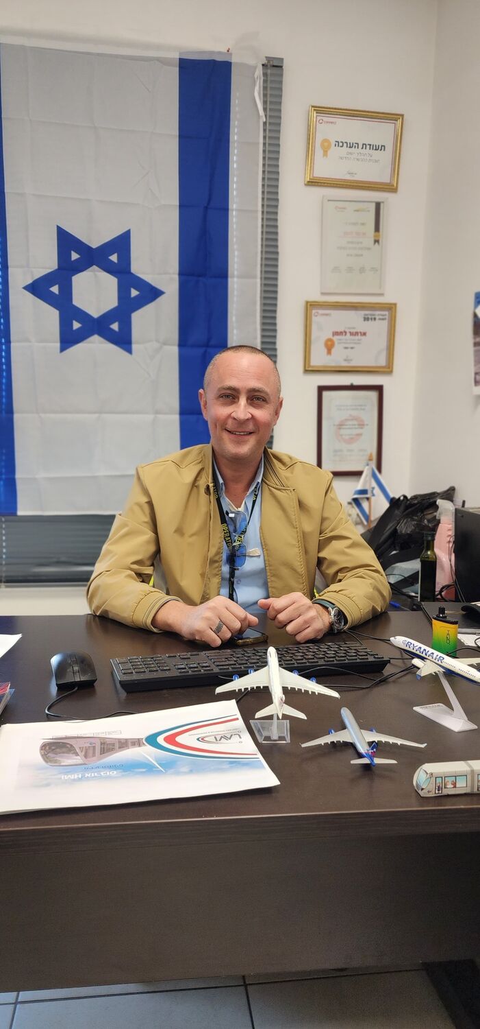 44142519  Artur, 42 ,    Tel Aviv-Yafo