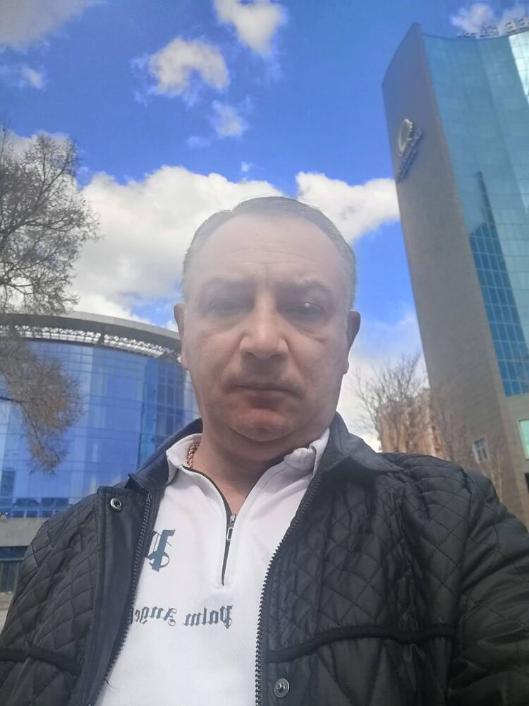  53728009  Serjo, 52 ,    -