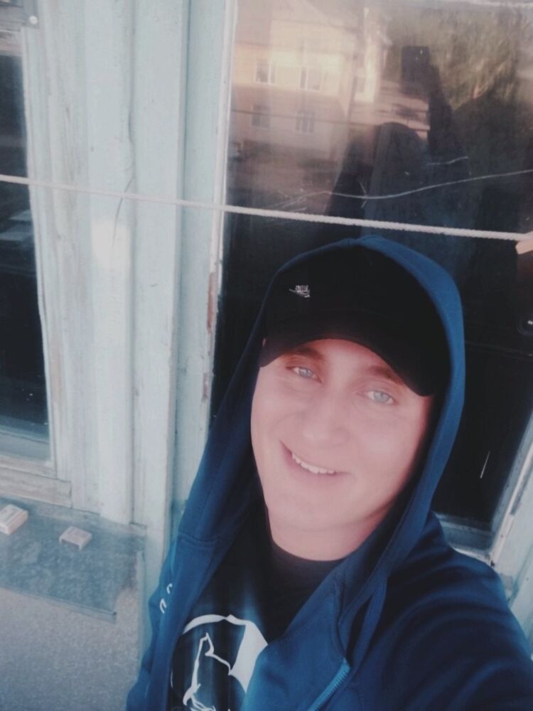  43455379  Roman, 27 ,    