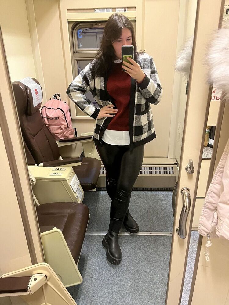  31049769  Anastasia, 25 ,    