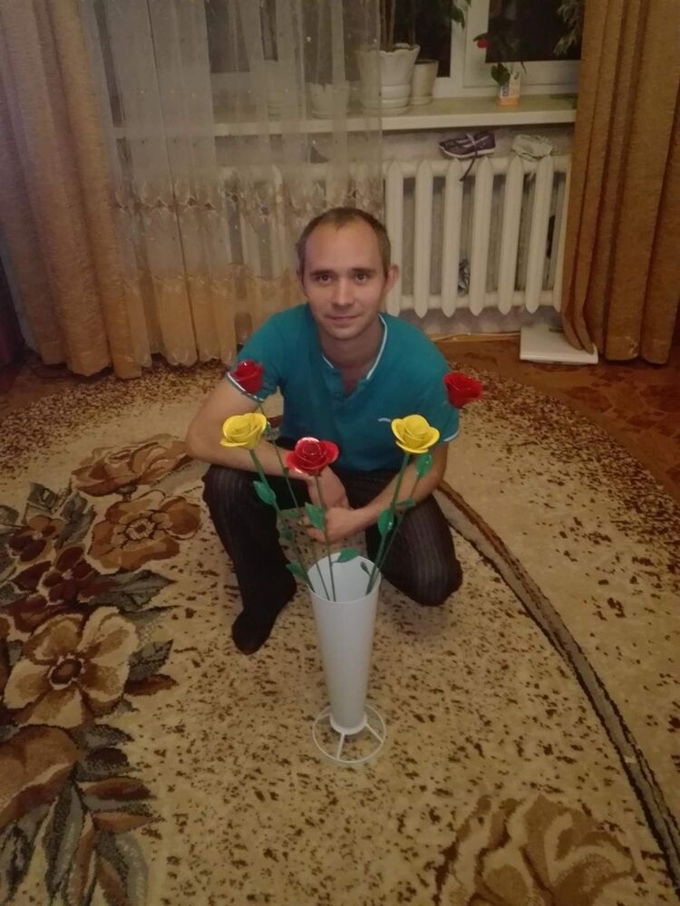  10775249  Cergei, 37 ,    