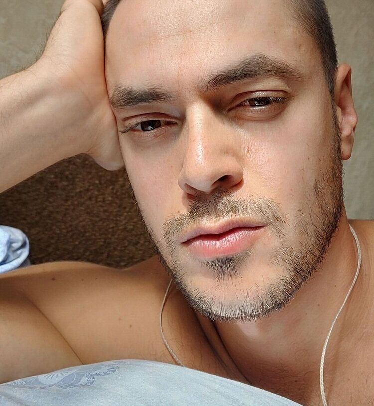  29689789  Viktor, 25 ,    
