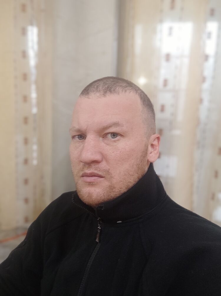  31942179  Viktor, 39 ,    