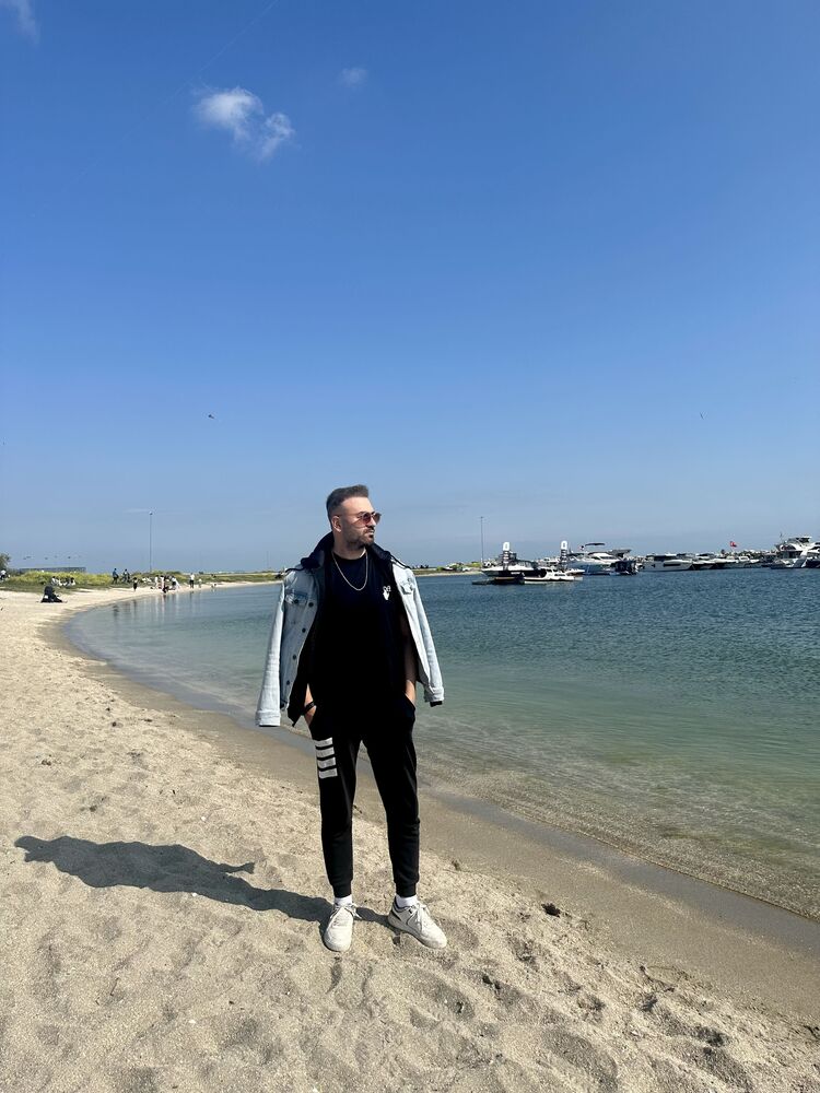  Esenyurt,   Burak, 37 ,   ,   