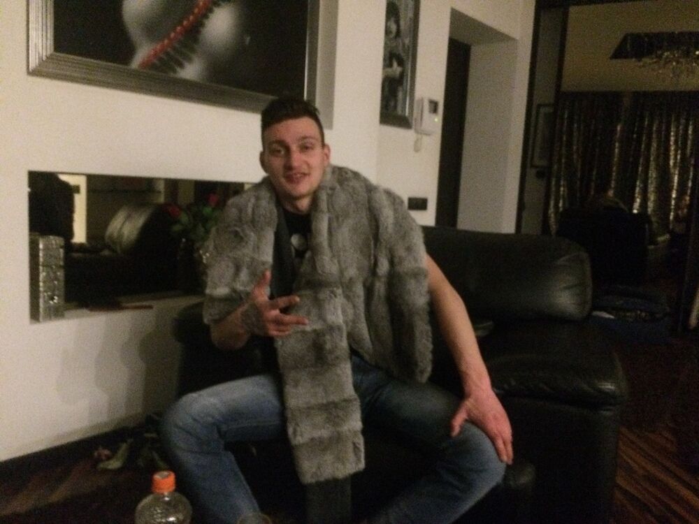  10898589  Artur, 32 ,    