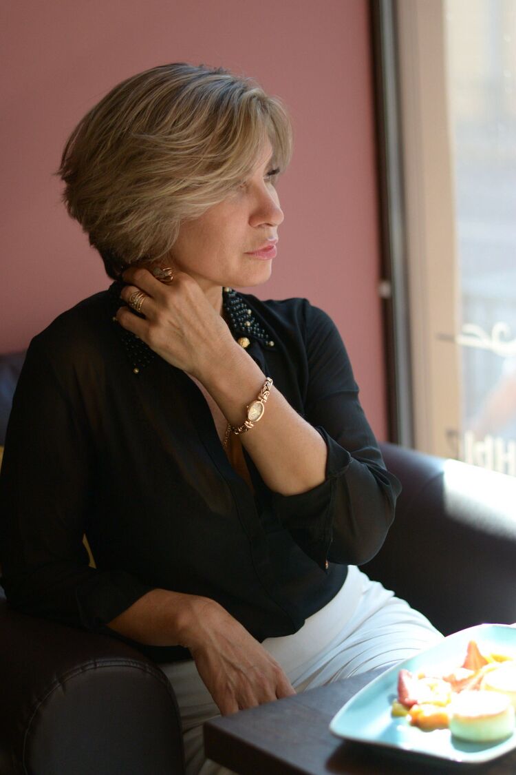  48244739  Elena, 51 ,    -