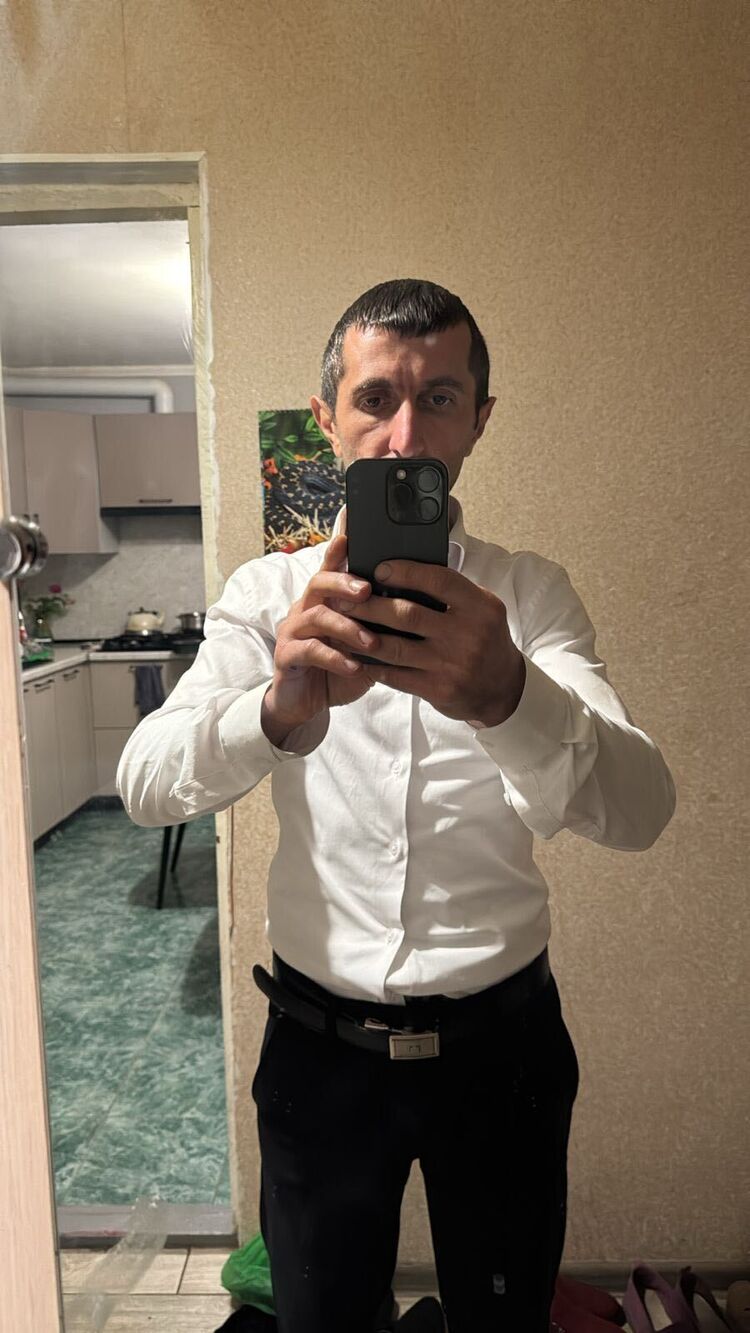  54247869  Hayk, 33 ,    