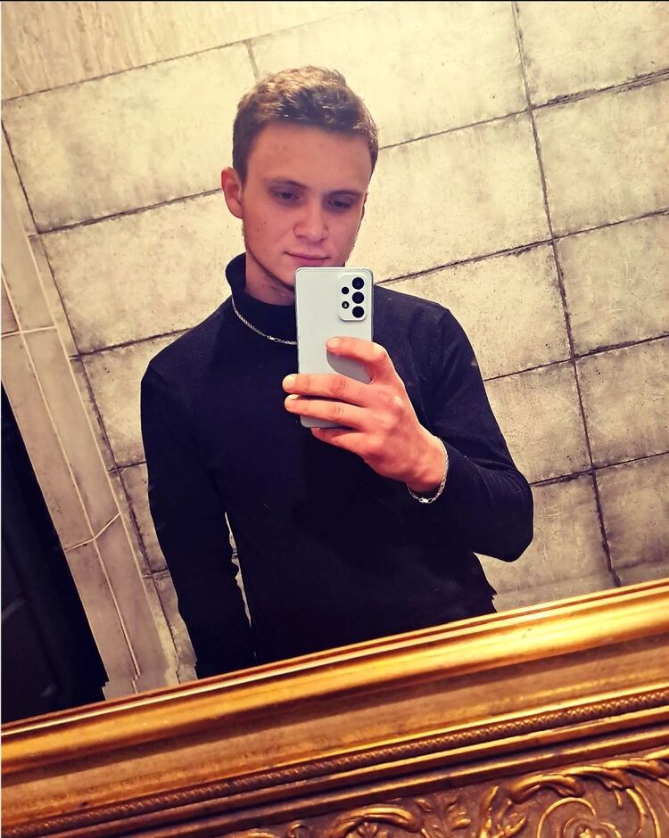  52294779  Artur, 24 ,    