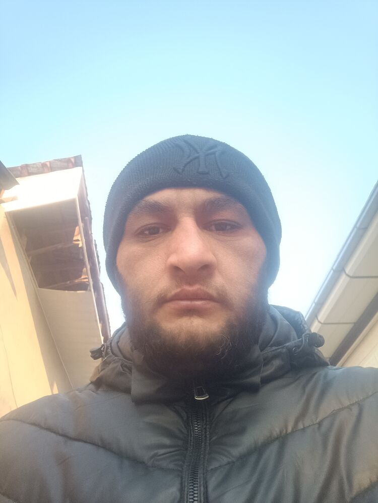  32744249  Abdullo, 37 ,    