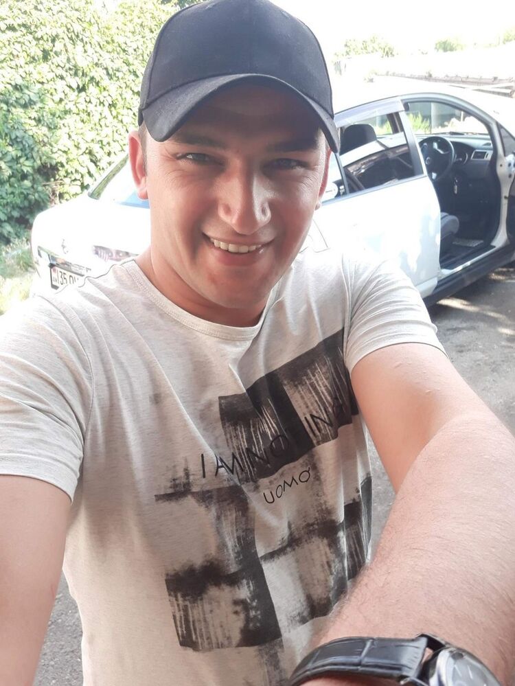  18730969  HAYK, 39 ,    