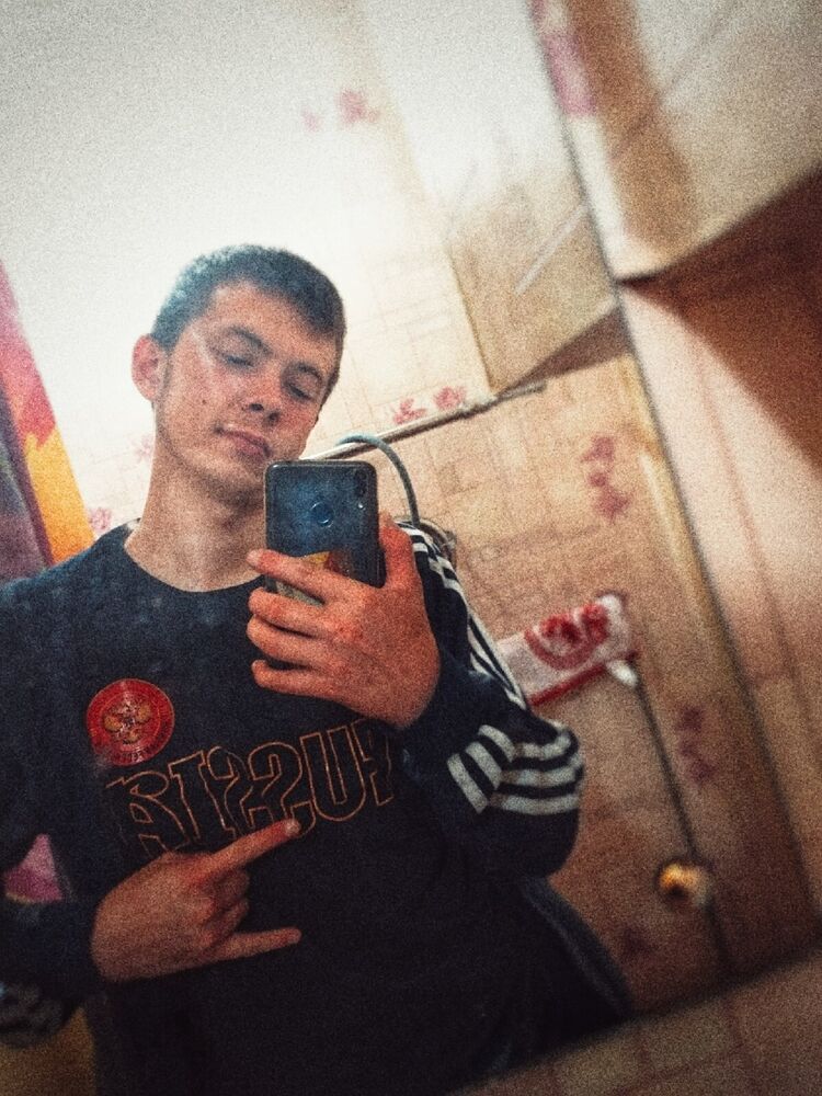  28104939  Konstantin, 23 ,    