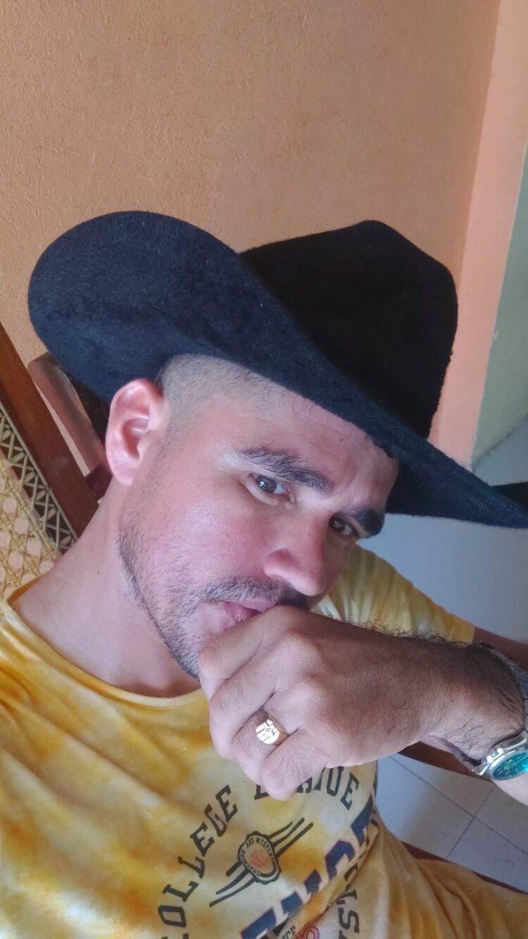  50718549  Luis, 40 ,    