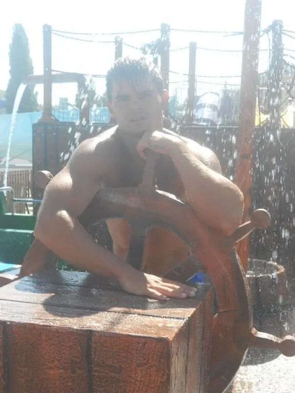  32510409  Aleksandr, 35 ,    