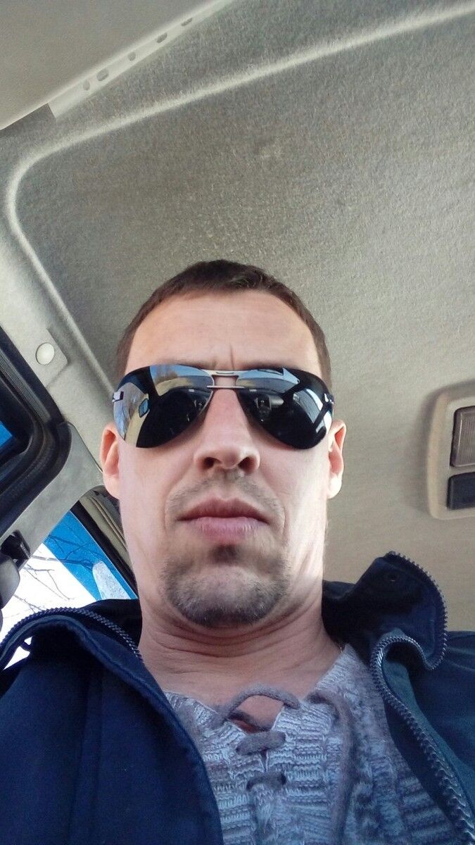  9352979  Leksei, 49 ,    