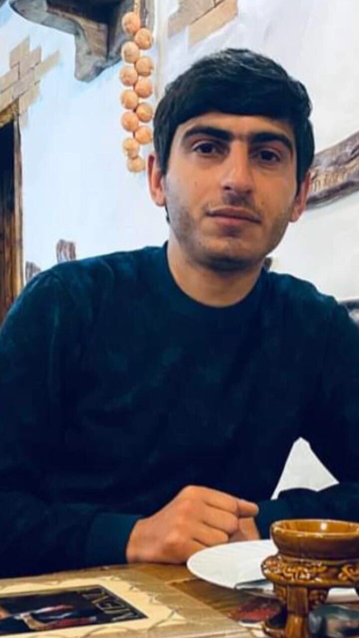  48328999  Artak, 25 ,    