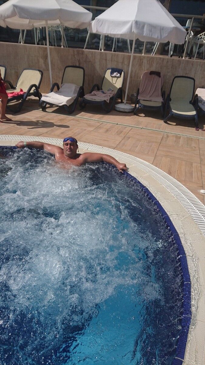  8189979  Zikko, 52 ,    