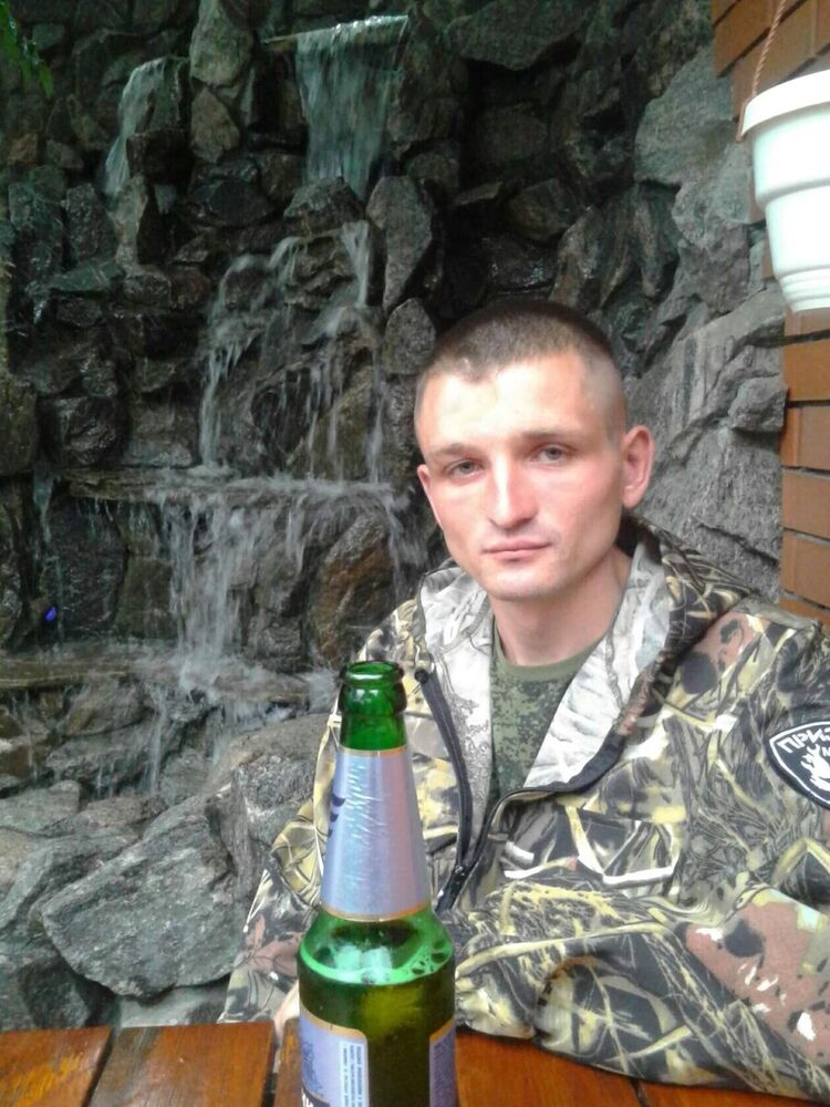  20318319  Viktor, 32 ,    