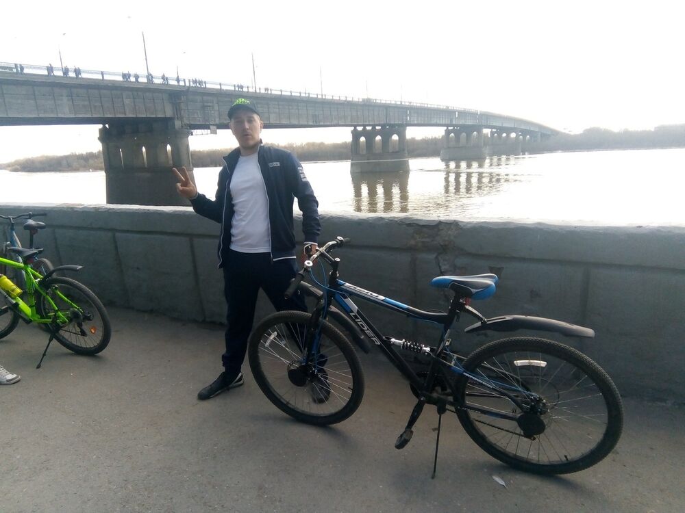  26054669  Mikhail, 32 ,    