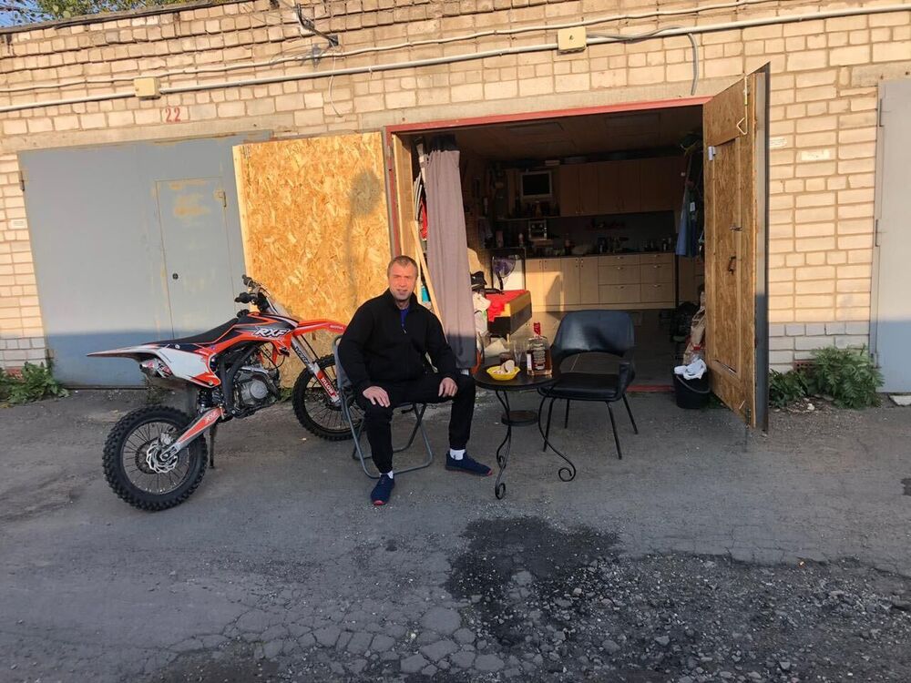  41018709  Alex, 53 ,    