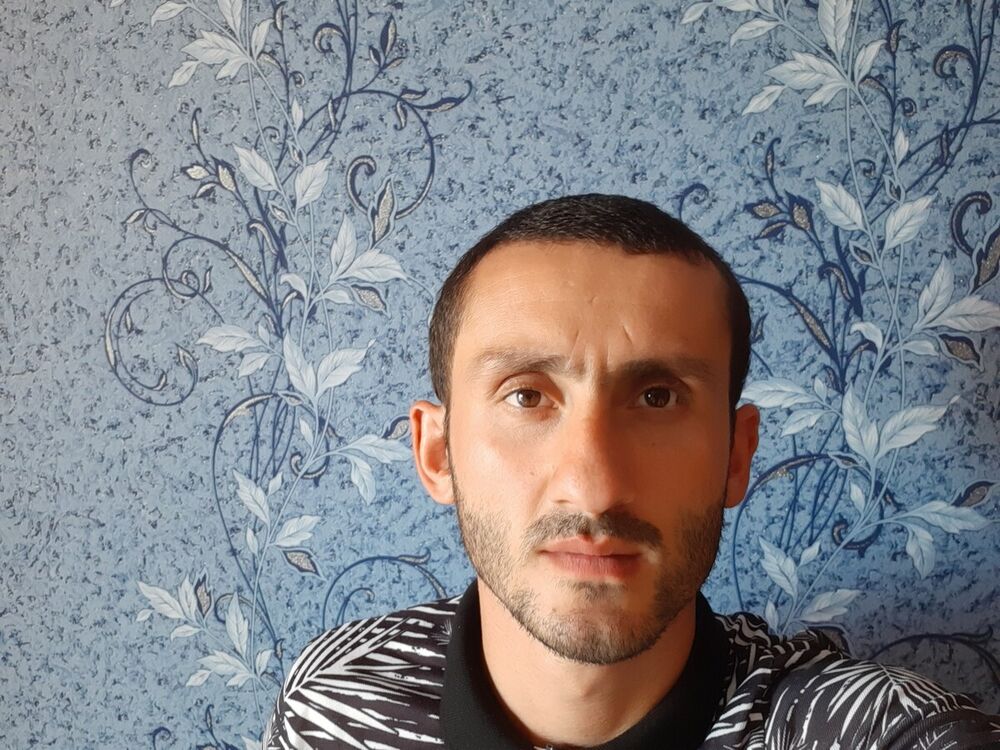  21194899  Tornike, 32 ,    