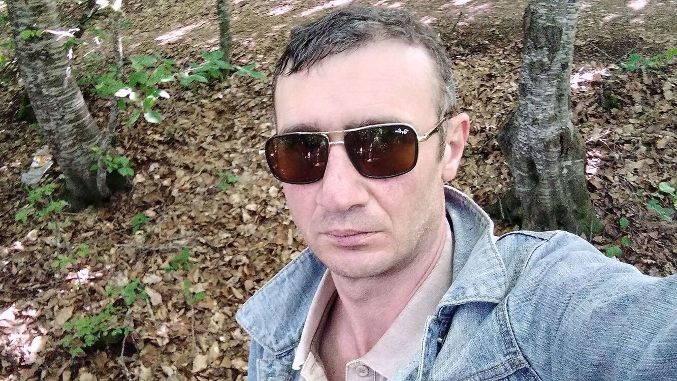  23097459  Amil, 44 ,    