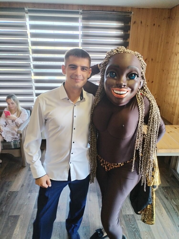  38074409  Nikolai, 28 ,    