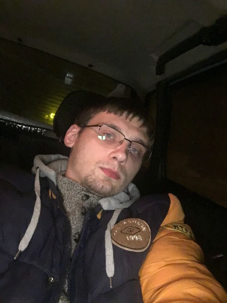  ,   Artem, 32 ,   
