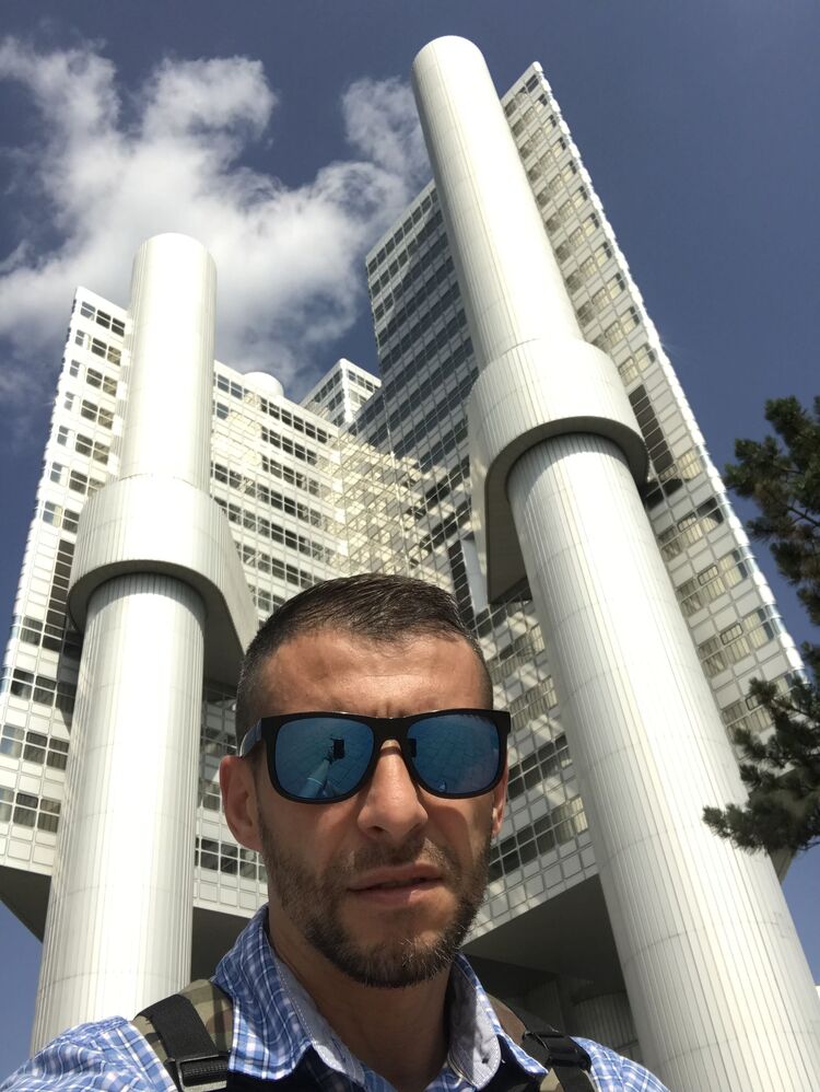 27404389  Dmitri, 42 ,    