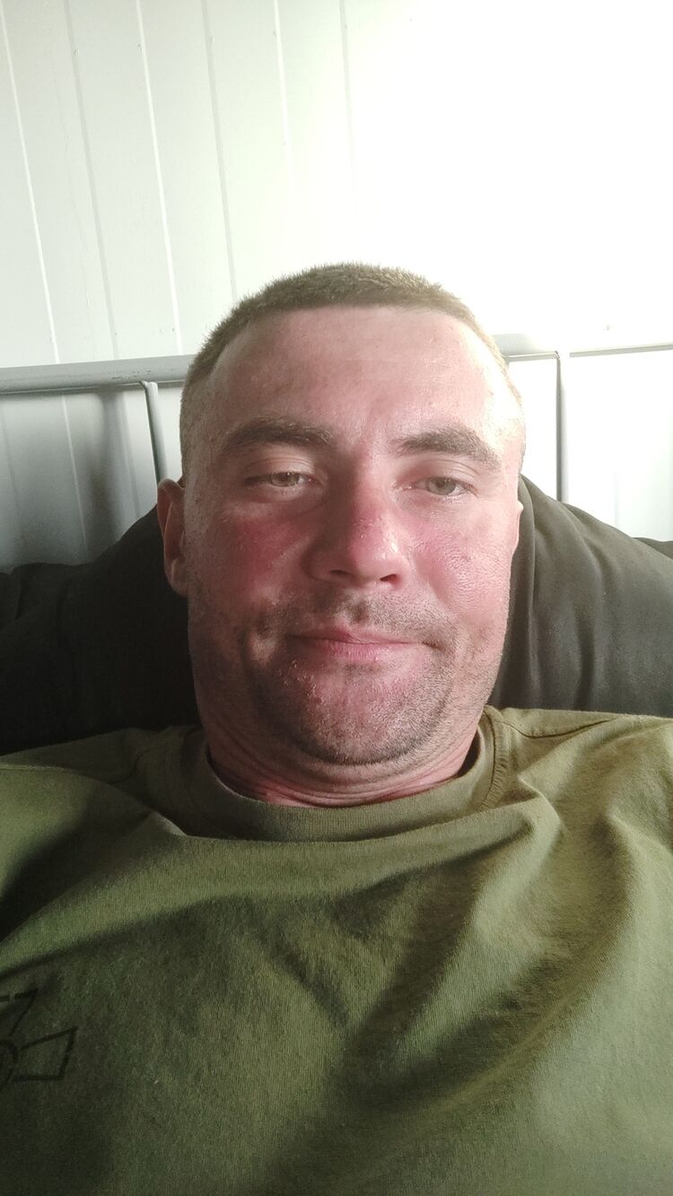  44692719  Viktor, 30 ,    